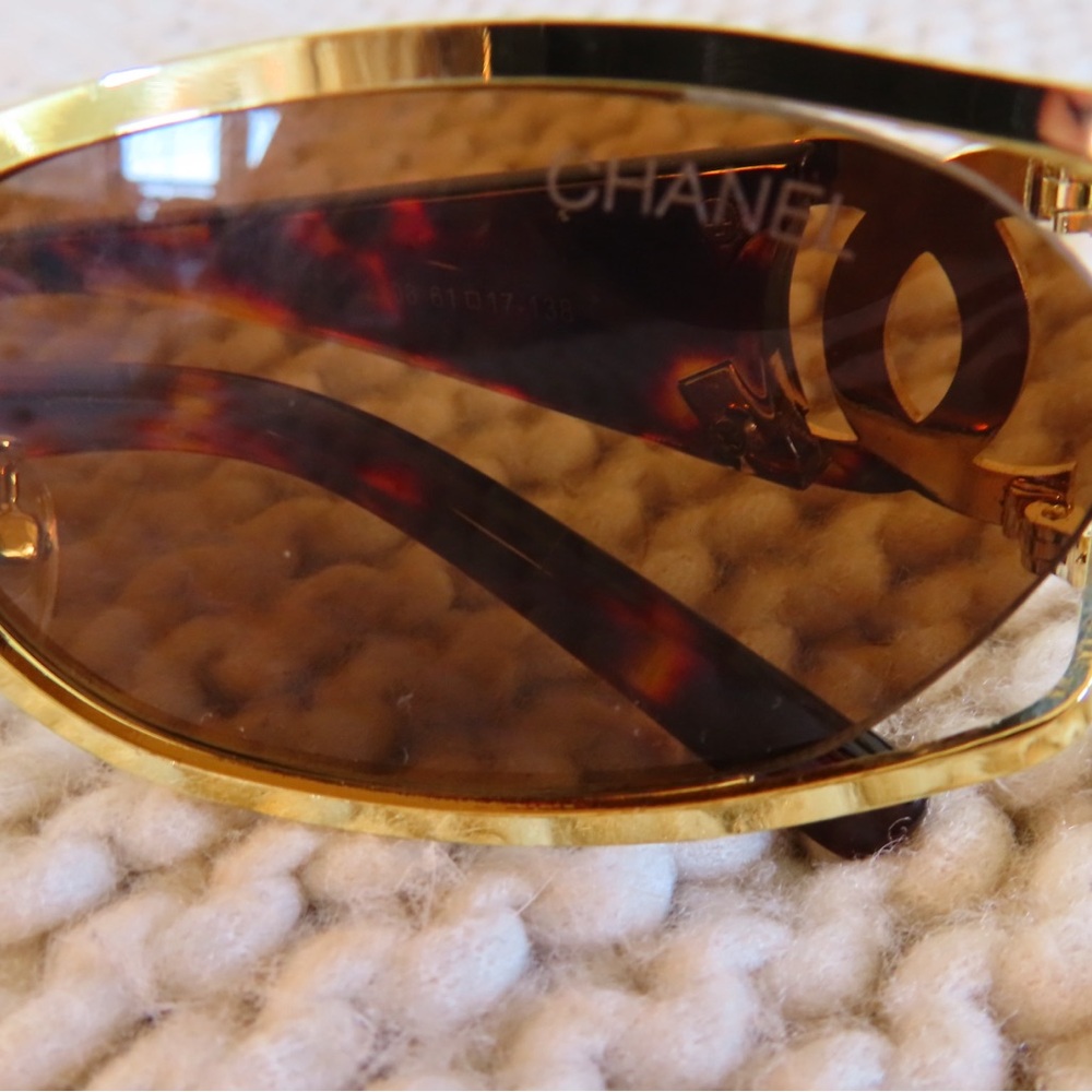 Tortoiseshell and Gold Women's Sunglasses - Picture 5 of 5